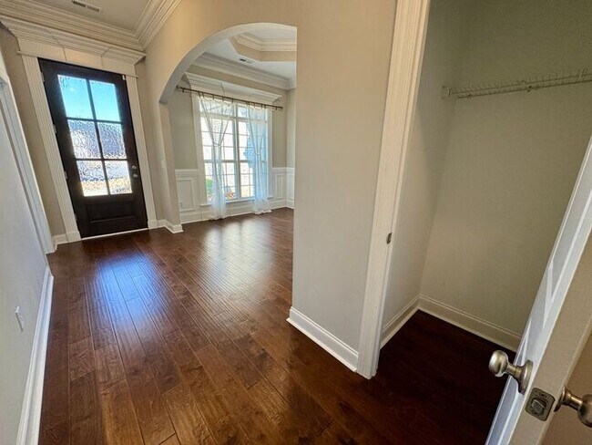 Building Photo - Look and Lease