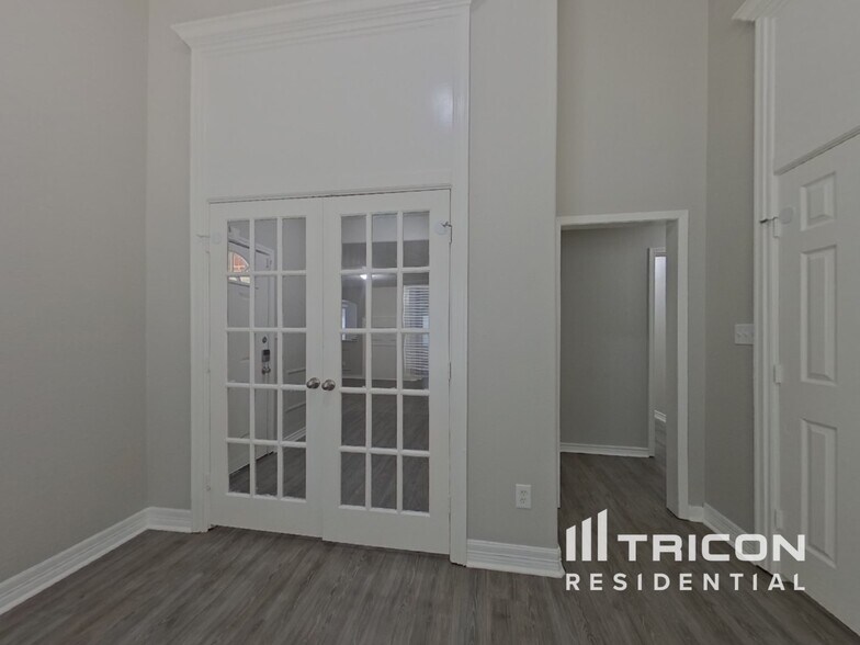 Building Photo - 729 Forest Ln Dr