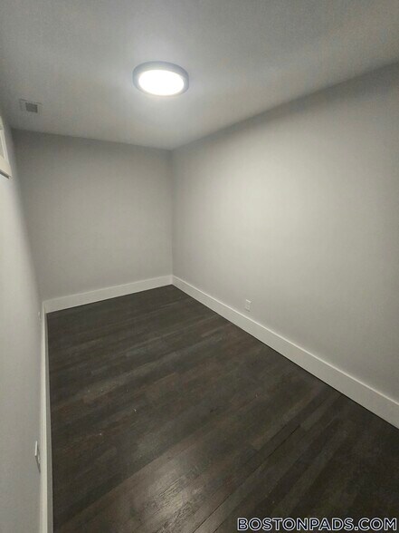 Building Photo - 118 Marginal St