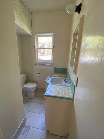 Bathroom - 2801 Fulton St