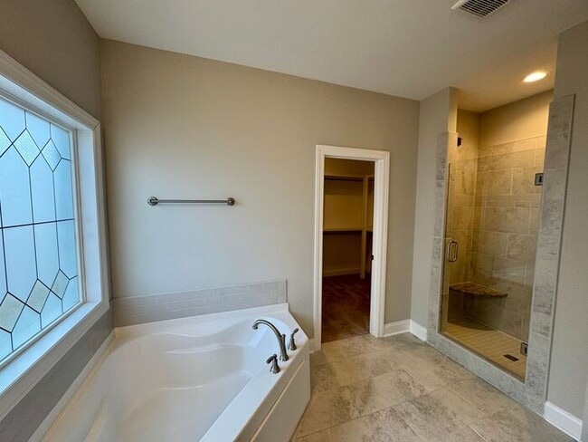 Building Photo - Look and Lease