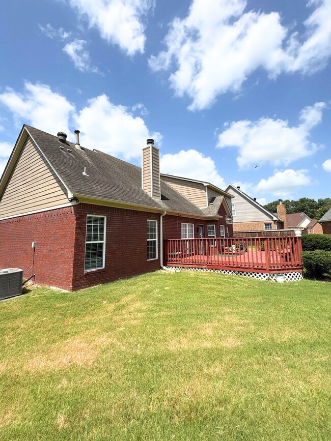 Building Photo - 9456 Club Walk Ct