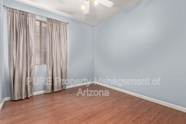 Building Photo - 737 S Sycamore Pl