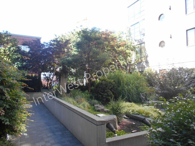 Building Photo - *1ST MONTH'S RENT FREE PROMO & NO HOA MOVE...