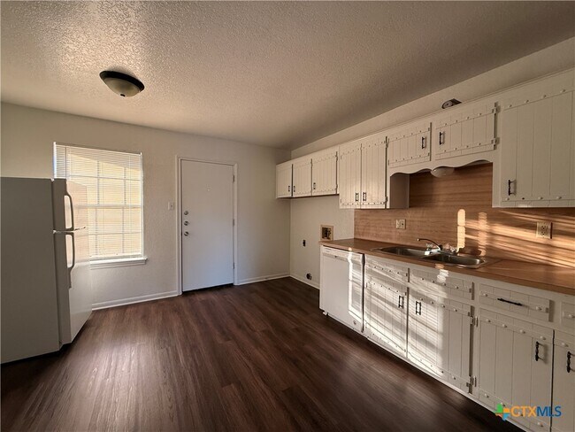 Building Photo - 4800 Cedarhill Cir