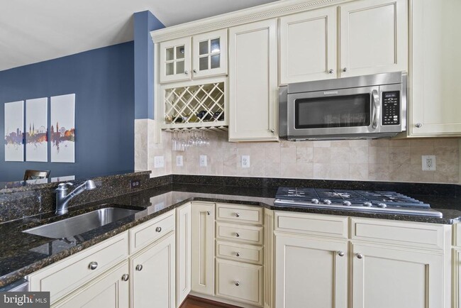 Building Photo - 2509 S Kenmore Ct