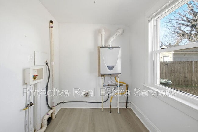 Building Photo - 828 W 42nd St