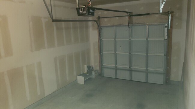 Building Photo - Awesome 2Br 2.5Ba Townhome w/ Bonus Room & Garage!  Available 7/3!