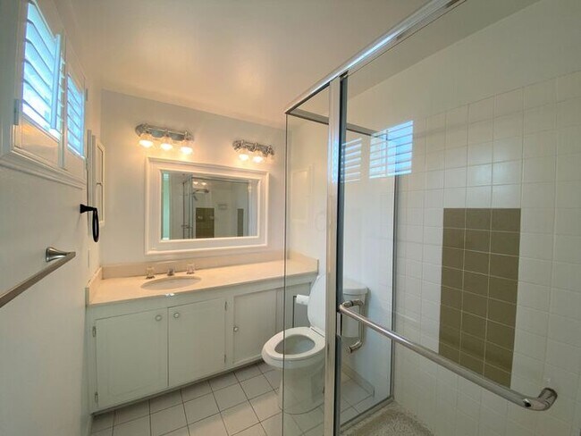 Building Photo - 4 bedroom 2.5 bath recently renovated home...