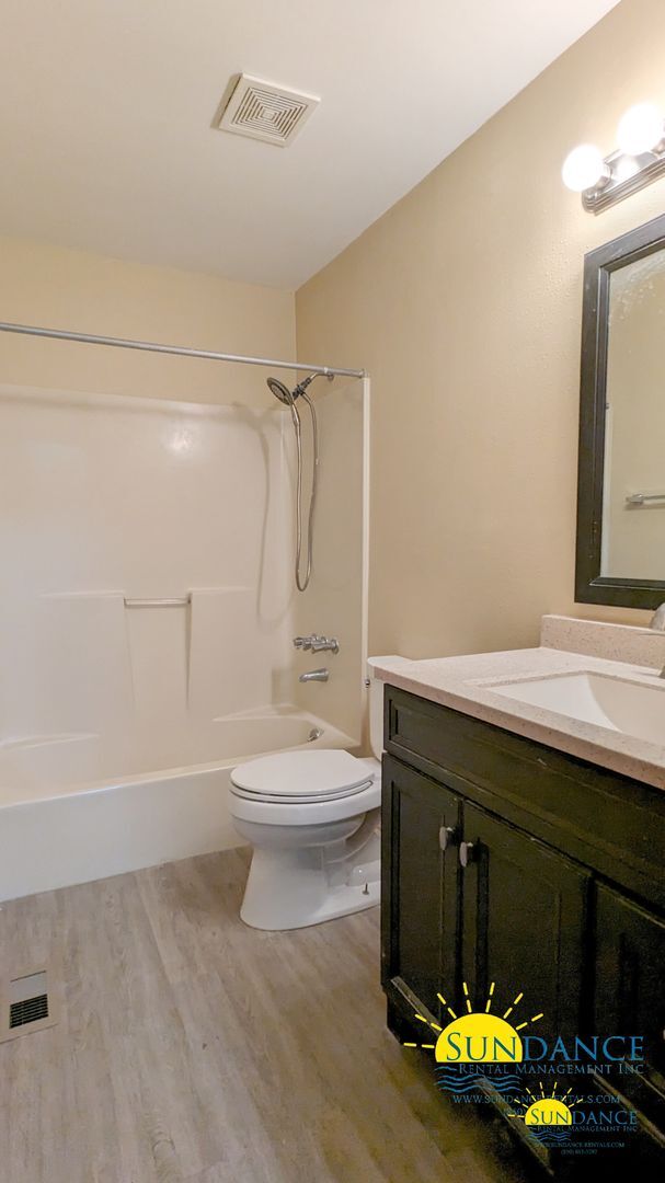 Building Photo - Adorable 2 Bedroom Townhouse located in Fort Walton Beach!