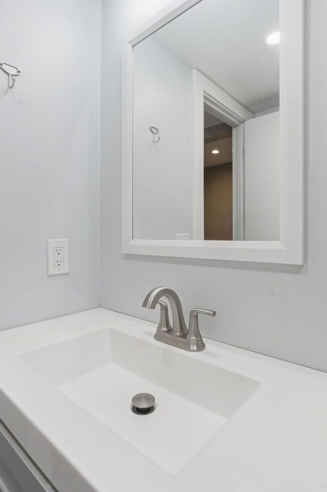 Building Photo - Updated condo in the heart of Green Hills!