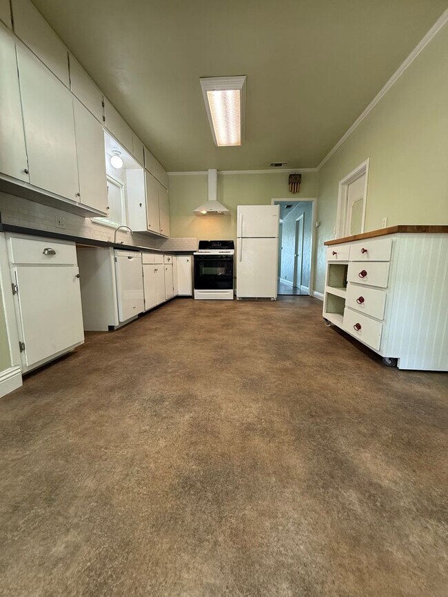 Building Photo - *Charming 2 Bedroom Home in Roseville’s Historic District with Bonus Detached Space*