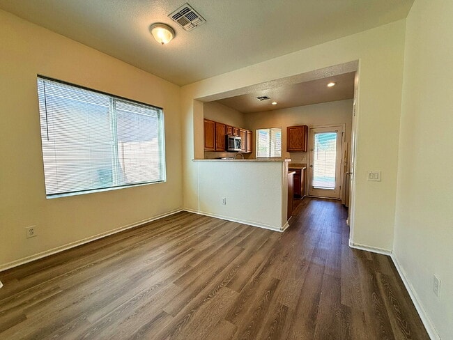 Building Photo - "Charming 3-Bed, 2-Bath Oasis with 1,430 Sq Ft in Phoenix's Heart!"