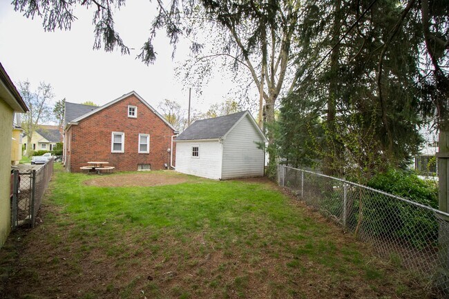 Building Photo - 1467 Crestwood Rd