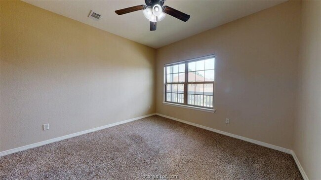 Building Photo - 303 Ash St