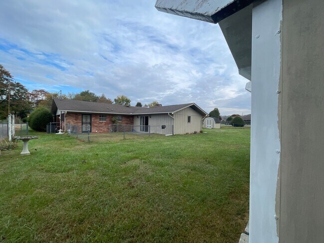 Building Photo - Large home in Pigeon Forge