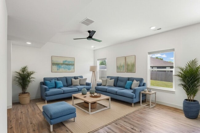 Building Photo - 3400 Naples Dr