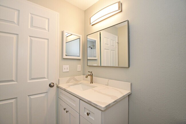 Building Photo - Beautiful Home in Alafaya Woods Totally Re...