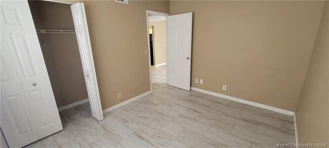 Building Photo - 1524 SE Royal Green Cir