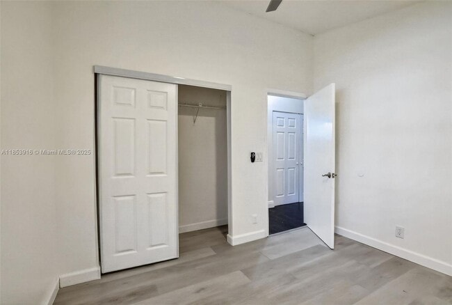 Building Photo - 581 Lakeside Cir