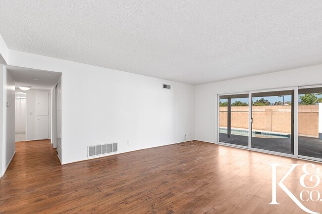 Building Photo - Stunning 4-Bedroom Simi Valley Home with P...