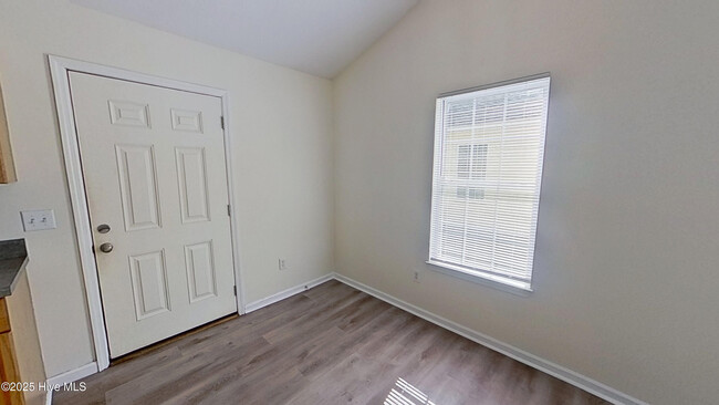Building Photo - 4240 Sunglow Dr