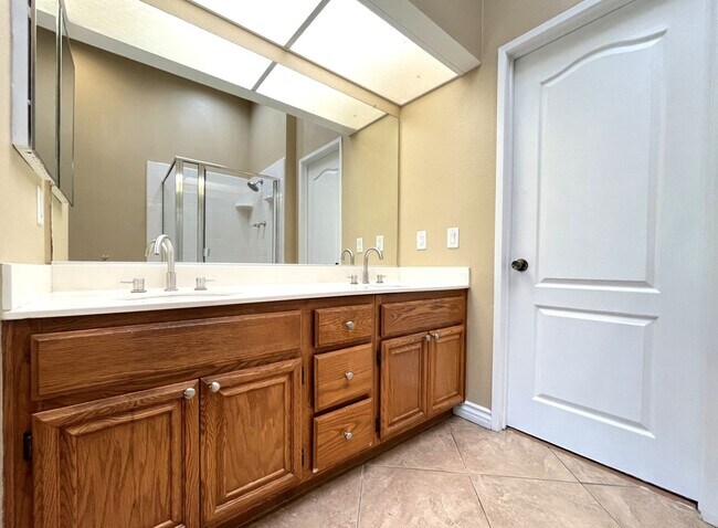 Building Photo - 3 bed, 3 bath located in Ontario, CA!