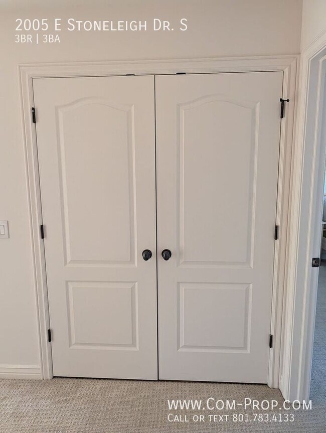 Building Photo - 2005 Stoneleigh Dr S