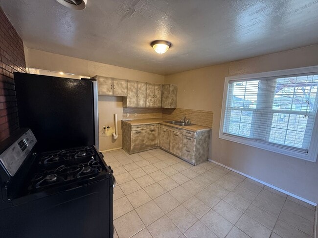 Building Photo - 2bed/ 1bath convenient  to CAFB