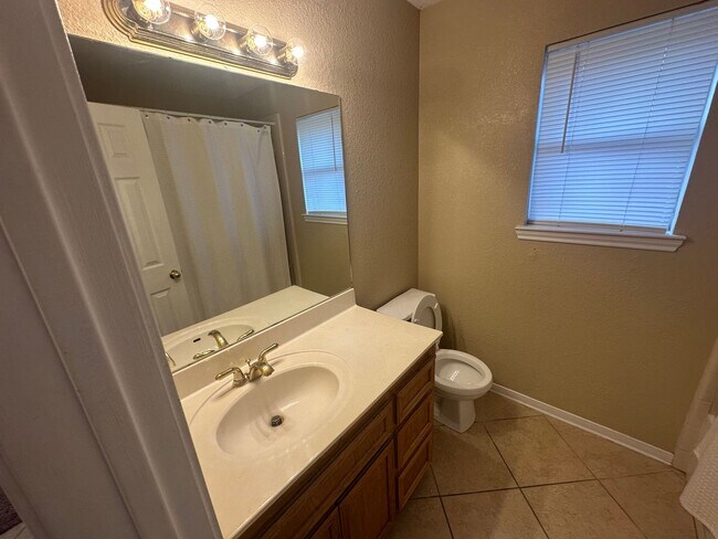 Building Photo - AVAILABLE NOW!!