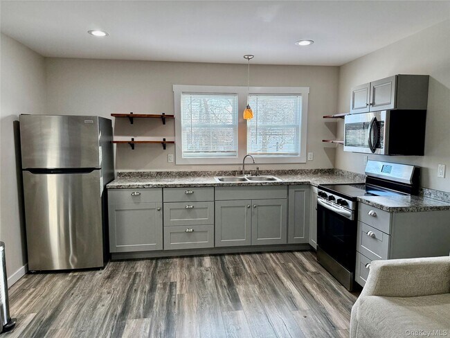 Building Photo - 341 Main St