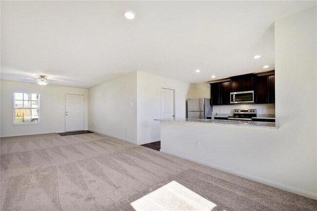 Building Photo - 525 Riverdale Dr