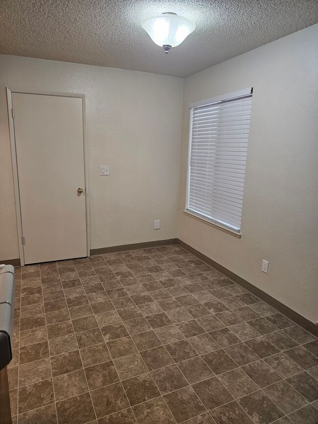 Building Photo - NICE UPDATED HOME IN SACRAMENTO!! $500 OFF MOVE-IN SPECIAL!