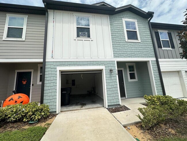 Building Photo - 118 Mandovi St