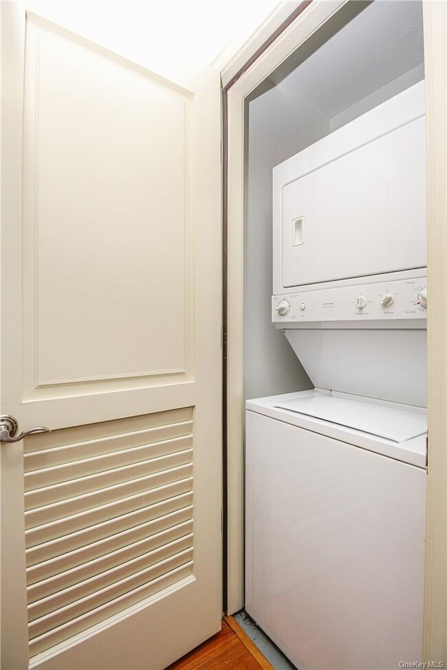 Building Photo - 543 Main St