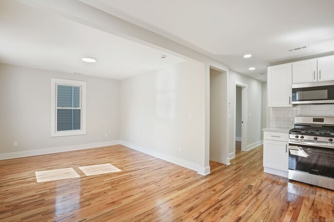 Building Photo - 10 Perry Hill Rd