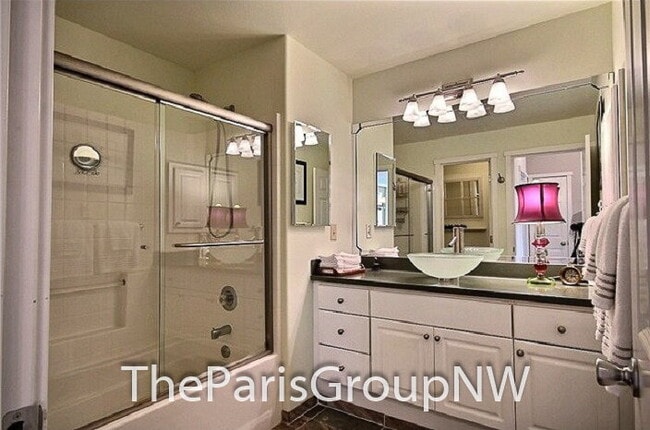Building Photo - Gorgeous Renton Highlands Condo * Attached Garage *