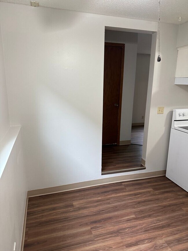 Building Photo - 1 bedroom 1 Bathroom Lower of Level Duplex...