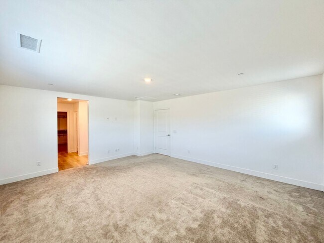 Building Photo - Move-In Ready 5 Bedroom Home with Solar & Large Loft