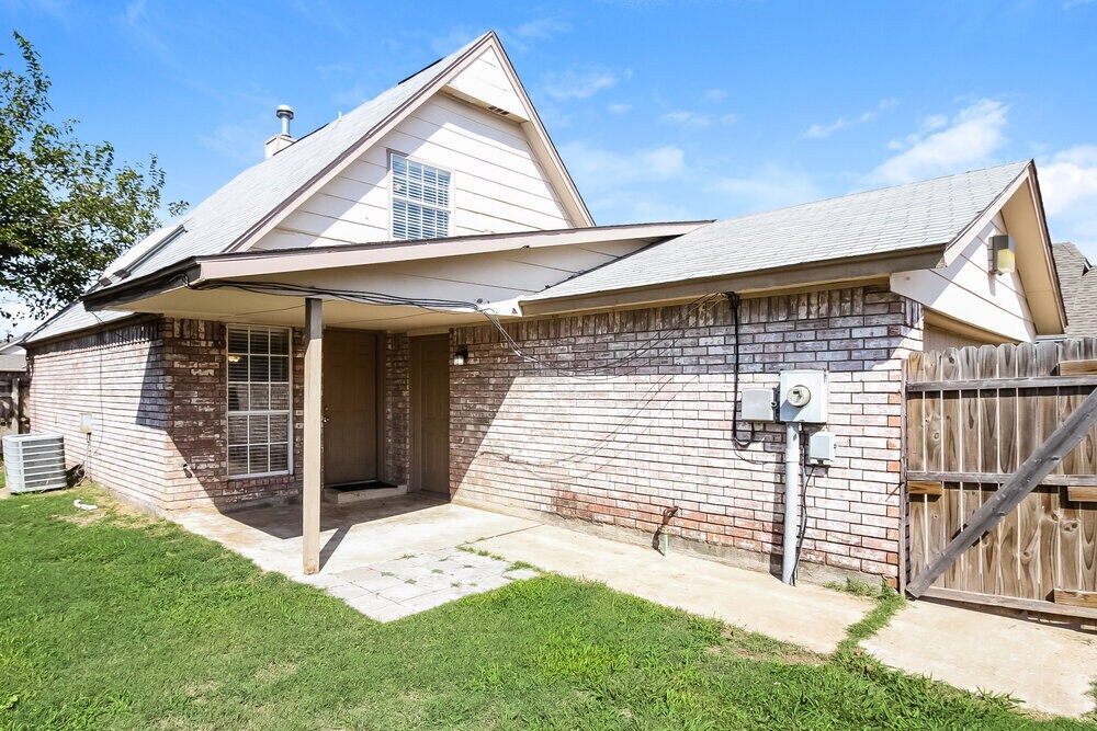Building Photo - 2110 Westmore Dr