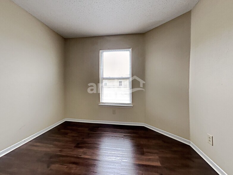 Building Photo - 8450 Ash Grove Dr