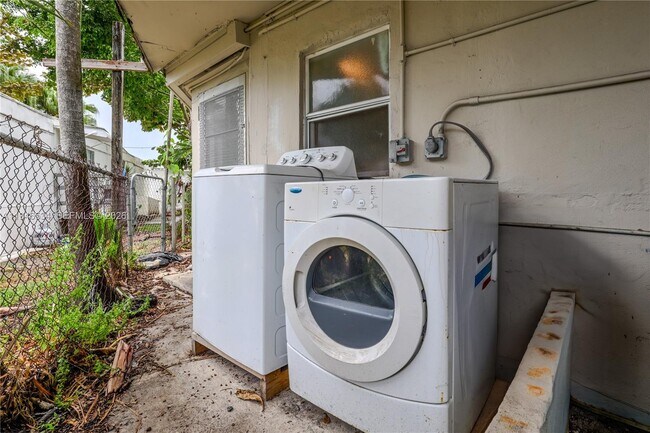 Building Photo - 2250 NE 136th St