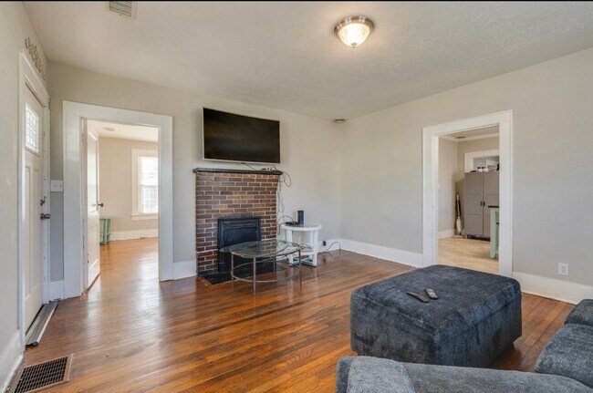 Building Photo - Charming updated Home 3bd/1ba   Kingsport TN