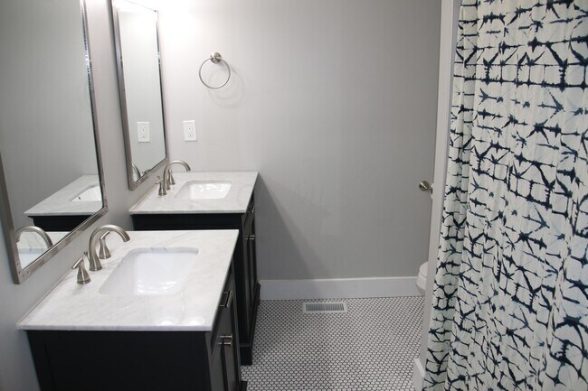 Building Photo - 723 Siebert St