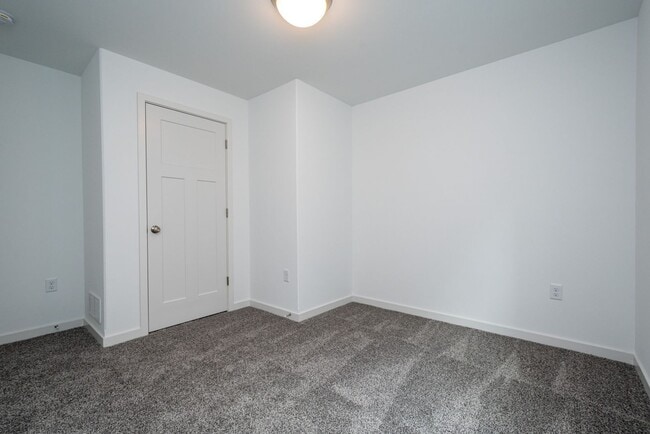 Building Photo - 4 bed 3 bath East side Iowa city!