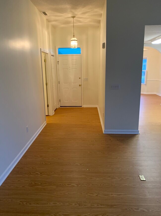 Front hall - 1079 Wayfarer Ln