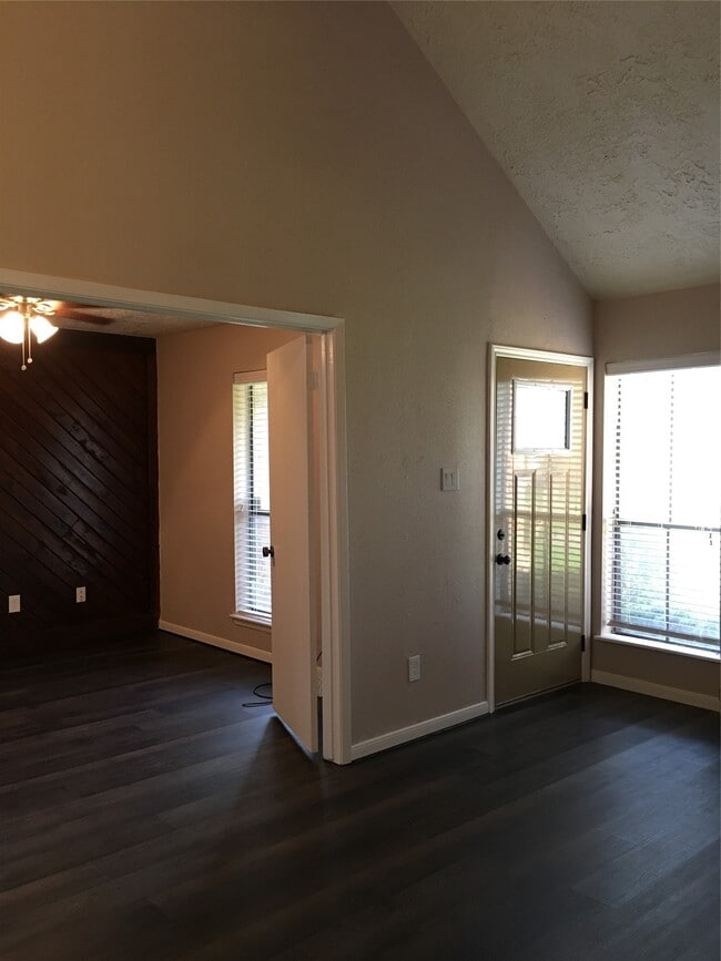 Building Photo - 3010 Beecave Dr