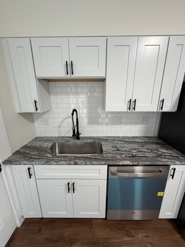 Building Photo - Rare 2-Full Bath Find: Pristine Renovation with Designer En-Suite & Granite