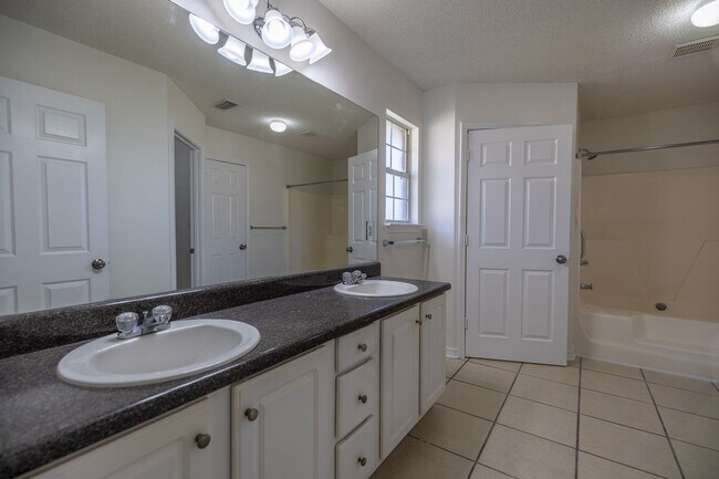 Building Photo - Beautiful Open Floor Plan