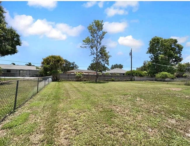 Building Photo - 1541 SW Curry St